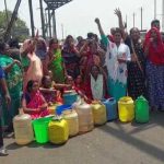 धनबाद : भीषण गर्मी में जल संकट झेल रहे लोगों ने सड़क पर लगाया जाम, आवागमन बाधित