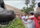 इंडिया घटक दलों के सांसदों ने संसद भवन परिसर में गांधी प्रतिमा पर पुष्पांजलि अर्पित की