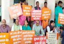 झारखंड : भाजपा विधायकों ने विधानसभा के बाहर किया प्रदर्शन, मुख्यमंत्री से की इस्तीफे की मांग