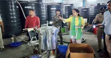 बोकारो उपायुक्त ने बालीडीह में पकड़ी गई अवैध विदेशी शराब की मिनी फैक्टरी का किया निरीक्षण