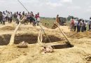 लोहरदगा : कुआं खुदाई के दौरान मिट्टी धंसने से चार मजदूर दबे,निकालने का प्रयास जारी