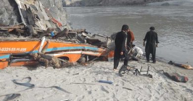 पाकिस्तान में बस पलटकर सिंधु नदी के तट पर गिरी, 20 की मौत