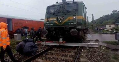 train derails